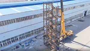 Montaje de prueba en taller de torre modular de escaleras de acero