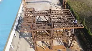 Montaje de prueba de estructura metálica para proyecto de estación de carga de materiales en Sudáfrica