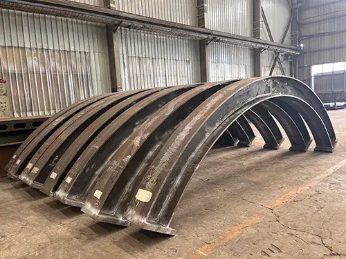 Costillas de arco (arco estructural de acero)