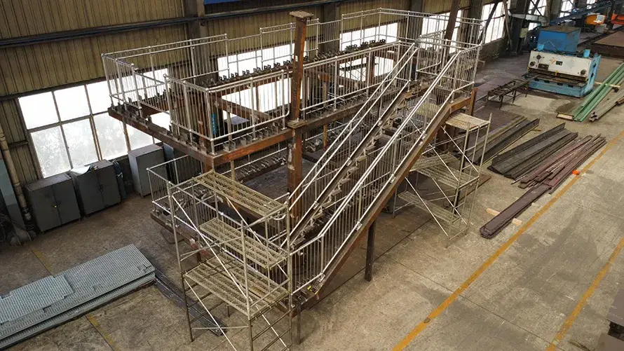 Plataformas de acceso y sistemas de pasarelas de acero fabricados a medida