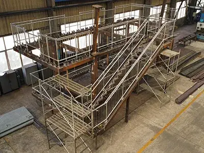 Plataformas de acceso y sistemas de pasarelas de acero fabricados a medida