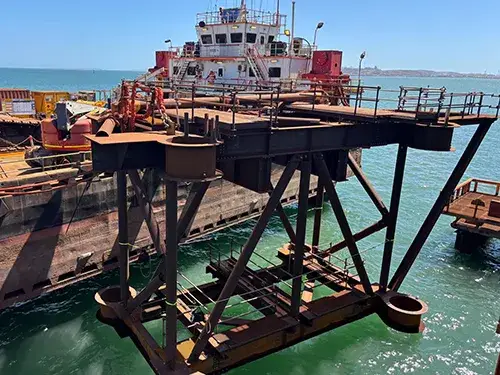 Instalación en campo de estructuras de acero para infraestructura portuaria