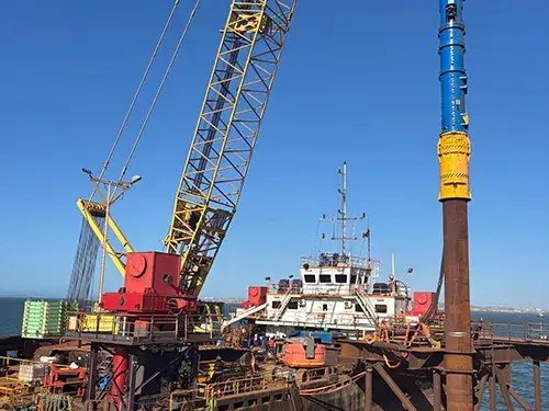 Instalación en campo de estructuras de acero para infraestructura portuaria