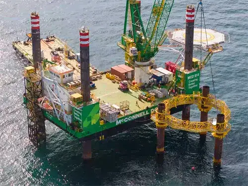 Instalación en obra de estructuras de acero para proyecto de desalinización de agua de mar